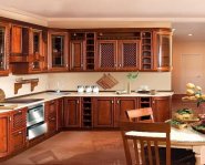 Кухни из массива дерева — особенности, преимущества, правила выбора