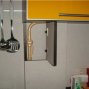 Как спрятать газовую трубу на кухне – решения в примерах